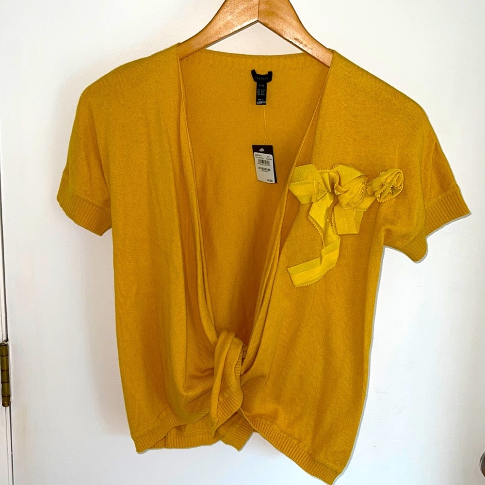 Tarnish short sleeve mustard color sweater with flowers in front. NWOT. Sz S/M